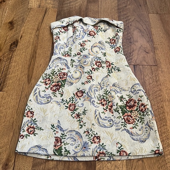 NWT Edikted Woman’s Floral Tapestry Lace Up Mini Dress Size XS - Picture 1 of 4